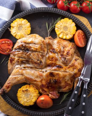 Garnitürlü kızarmış tavuk. Üst Manzara. Yakın çekim.