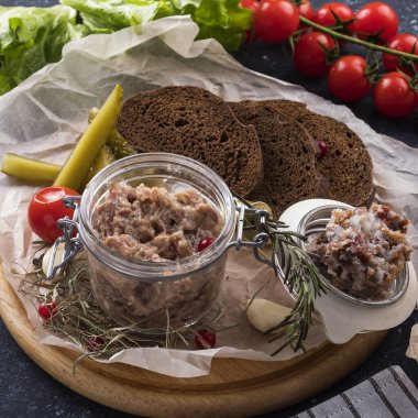 Lezzetli haşlanmış biftek ve kızarmış domuz pastırmalı erimiş yağ. Yakın çekim.