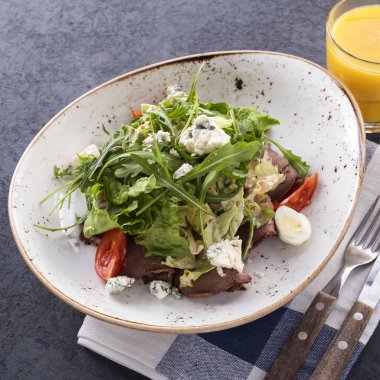 Biftek ve sebzeli et salatası. Yakın çekim.