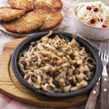 Soslu ve sarımsaklı domuz kulağı..