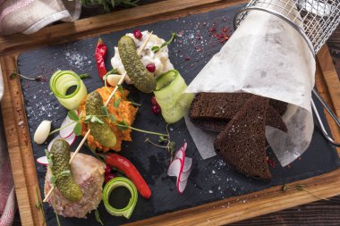 Domuz yağı, taze sebze ve kızarmış ekmek. Domuz eti..