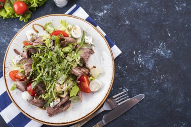 Sebzeli ve peynirli biftek salatası. Üst Manzara. Boşluğu kopyala