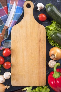 Sağlıklı sebzeler ve kesme tahtasıyla yatıyordu. Metin için boşluk