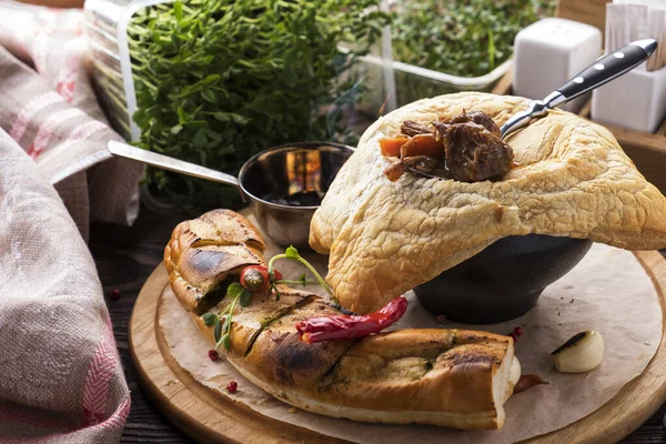 Leckeres Rindergulasch Mit Gemüse Unter Blätterteig — Stockfoto