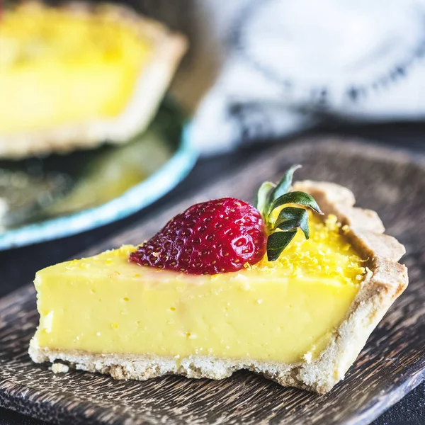 Käsekuchen Mit Zitrone Und Erdbeere Nahaufnahme Getöntes Foto — Stockfoto