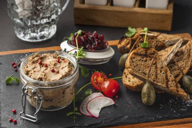 Soğanlı tavuk ciğeri ve çıtır ekmek.