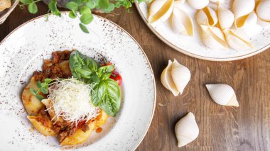 Bolonez soslu kabuklu makarna. Lezzetli İtalyan makarnası. Üst görünüm