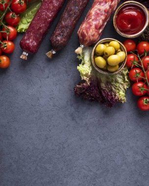 Sebzeli ve baharatlı farklı salam sosisleri. Üst Manzara. Boşluğu kopyala