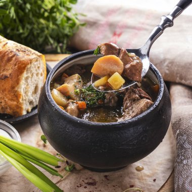 Mantar ve sebzeli et çorbası. Makro görünüm. 