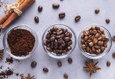 Bir kasedeki farklı kahve çekirdekleri. Üst görünüm