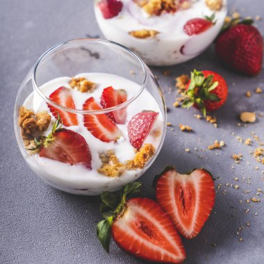Çilekli yoğurt ve müsli. Lezzetli bir kahvaltı. Sağlıklı yemek.. 