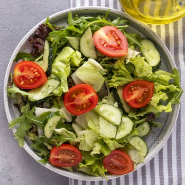 Salata, salatalık ve taze domateslerin taze karışımı. Üst Manzara. Yakın çekim.