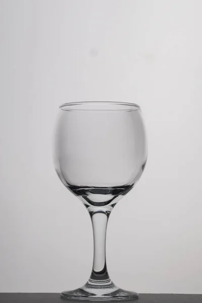 Leeg Wijnglas Een Witte Achtergrond Sluitingsdatum — Stockfoto