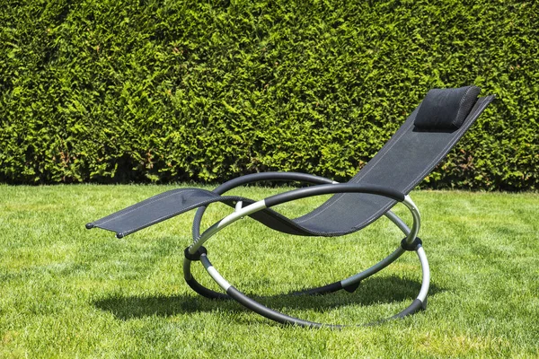 Wiegende Ligstoel Een Groen Gras Ontspannende Tijd Zomertijd — Stockfoto
