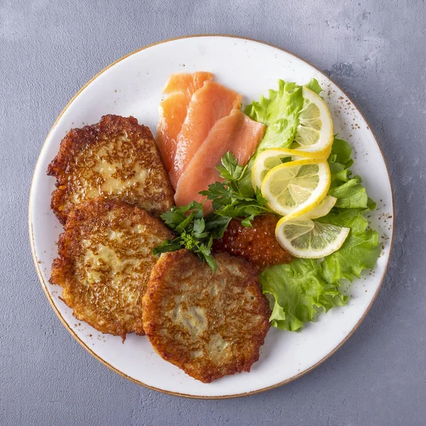 Gebratene Kartoffelpuffer Mit Kaviar Und Lachs Auf Einem Teller Draufsicht — Stockfoto