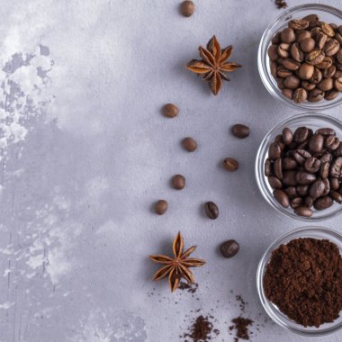 Farklı kahve çekirdekleri. Üst Manzara. Boşluğu kopyala