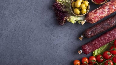 Sebze ve baharatlı salam sosisi. Salam sosisleri arka planda. Üst Manzara. Metin için boşluk