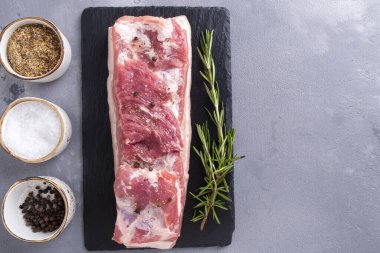 Pişmemiş domuz göbeği, tuz, biber ve biberiye. Üst Manzara. Metin için boşluk