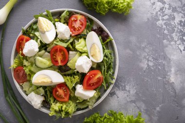 Taze sebze, yumurta, domates ve peynir karışımı. Sağlıklı yiyecekler. Üst Manzara. Boşluğu kopyala