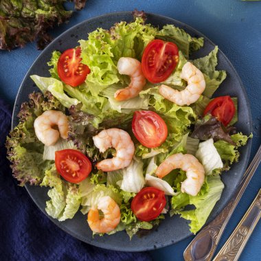 Domatesli karides salatası ve tabakta karışık sebze. Diyet yemek. - Yakın çekim. Üst ciew