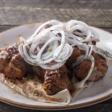 Soğanlı şiş kebap. Tabakta domuz sashlik. Yakın çekim.. 