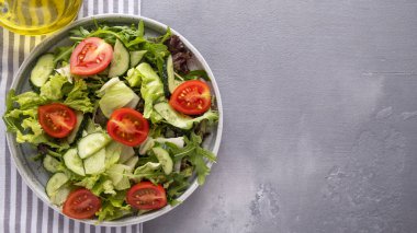 Salatalı ve domatesli taze salata karışımı. Üst Manzara. Metin için boşluk