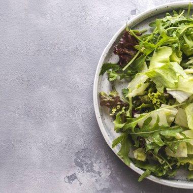 Tabakta taze sebze karışımı. Üst Manzara. Diyet ve sağlıklı yiyecekler