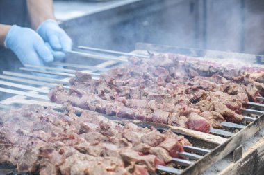 Salamura edilmiş domuz şiş kebap şiş hazırlıyor. - Evet. Kızarmış domuz kebabı. 