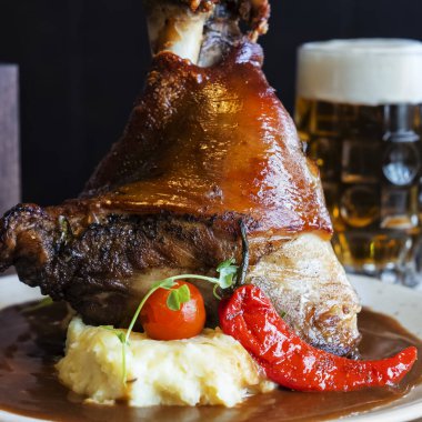 Patates ve lahana turşulu domuz budu. Geleneksel Alman ve Çek mutfağı. Yakın plan fotoğraf.