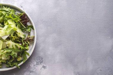Bir tabak taze yeşillik ve fotokopi alanı karışımı. Üst Manzara. Sağlıklı yemek.. 