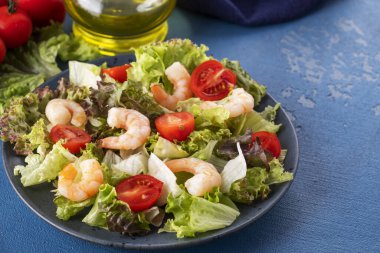 Karides, domates ve karışık sebzeli sağlıklı ve diyet salatası. Boşluğu kopyala