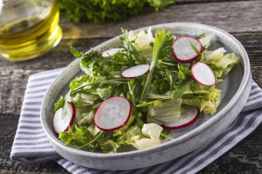 Sebze salatası, turp, roka ve marul.