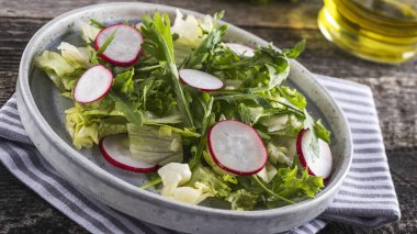 Turp, roka ve marul. Tabakta sağlıklı bir salata. Yakın çekim.