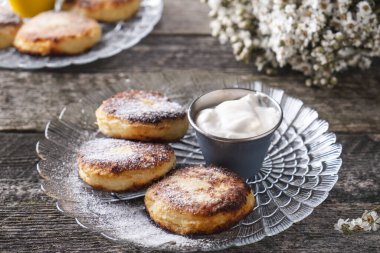 Ekşi kremalı süzme peynirli krep. Kahvaltı ya da öğle yemeği vakti.