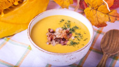 Sonbahar balkabağı kremalı çorba ve pastırma. Boşluğu kopyala