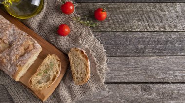 Ciabatta ekmeği ve tahta kesme tahtası. Üst görünüm