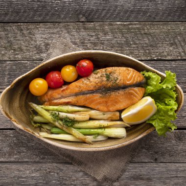 Fırında sebzeli somon bifteği. Üst görünüm.