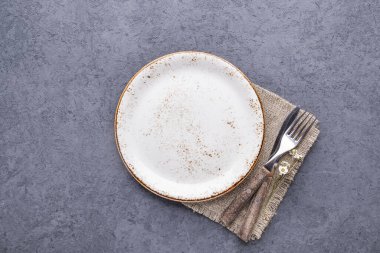 Boş tabak ve çatal bıçak takımı peçeteye. Üst Manzara. Boşluğu kopyala
