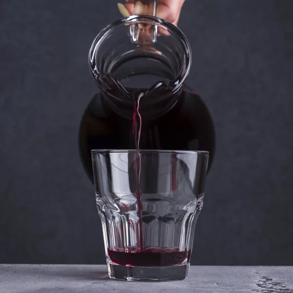 Närbild Hand Hälla Fruktdryck Ett Glas Svartvinbärsmorse Närbild — Stockfoto