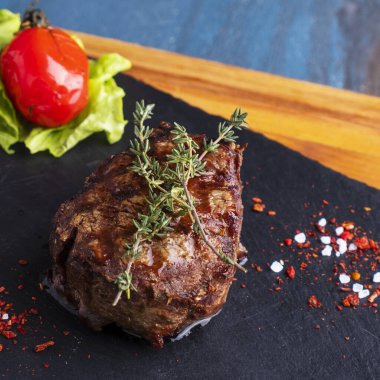 Sulu ızgara biftek. Makro manzara. Yakın çekim.