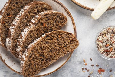 Taze havuç ekmeği. Tabakta lezzetli ekmek dilimleri. Üst görünüm. 