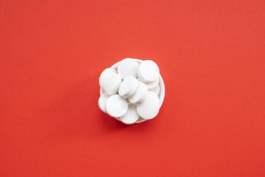 Kapağında beyaz haplar var. Üst görünüm, metin alanı. 