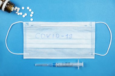 COVID 19, tıbbi maske ve şırıngayla donatılmış. Üst görünüm