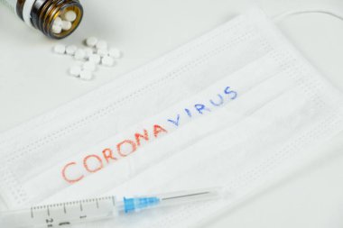 Tıbbi maske, şırınga ve haplar. Coronavirus konsepti. 
