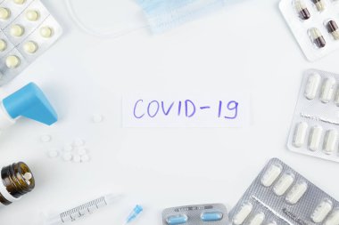 KOVID-19 adlı yeni koronavirüs hastalığının ilaçlarla kağıda yazılmış hali.