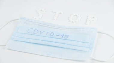 COVID-19 kavramını bırak: haplar ve beyaz maske. Coronavirüs