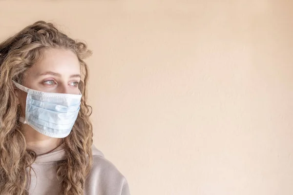 Tıbbi maskeli güzel bir kız. Coronavirus 'u durdurun. Boşluğu kopyala.