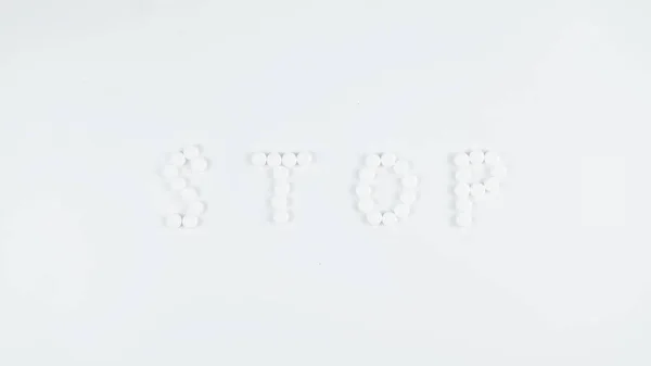 Mot Stop Écrit Avec Des Pilules Sur Fond Blanc Arrêtez — Photo