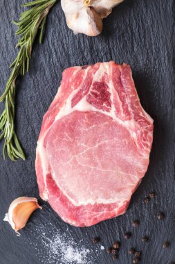 Baharatlı kemik üzerine çiğ domuz eti. Üst Manzara. Yakın çekim.