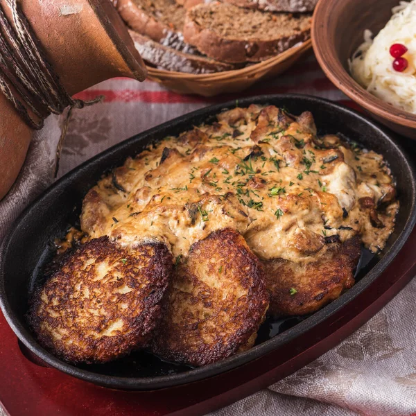 Kızartma tavasında patates kremalı ve mantarlı krep..